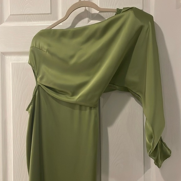 "Amari" Off-the-shoulder satin dress 💚 - Picture 2 of 8